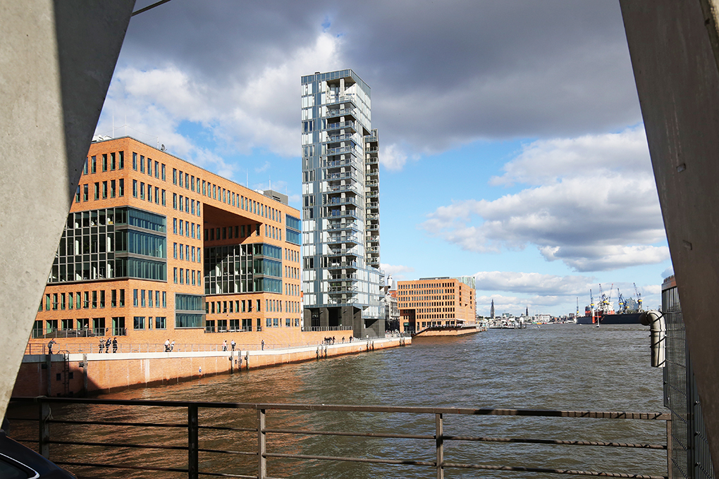 Holzhafen Hamburg durch Betonpfeiler fotografiert Hamburg Architekturfotografie Manfred Freye